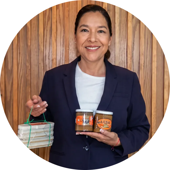 Claudia María Lugo sostiene frascos y cajas de cajeta de Sayula