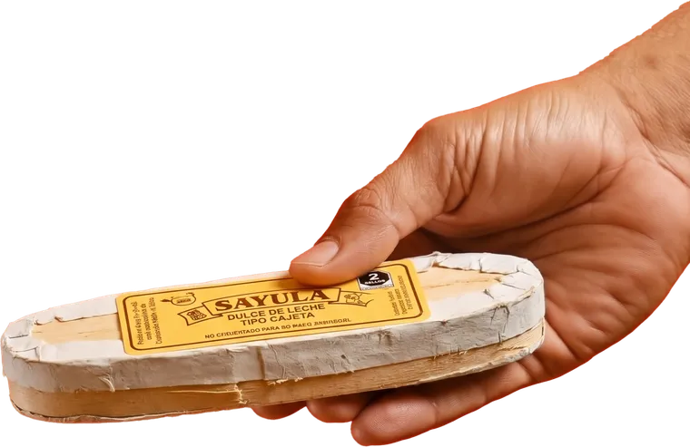 Mano que sostiene una caja de cajeta de Sayula